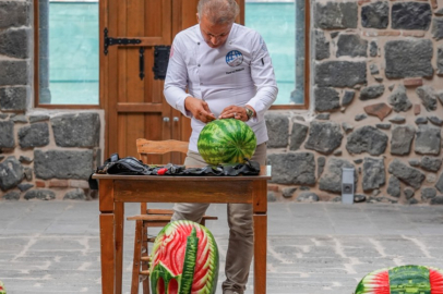 Diyarbakır'da karpuzdan sanat! Tarihi mekanları işledi