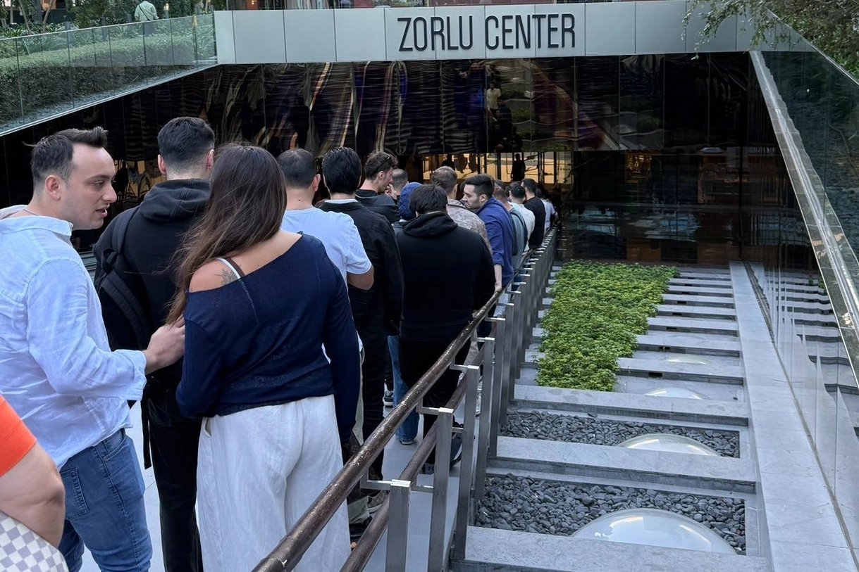 En ucuzu 80 bin TL'lik iPhone 17 kuyruğu bu sene de şaşırtmadı