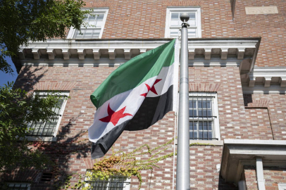 11 yıl sonra Washington’da Suriye bayrağı yeniden göndere çekildi