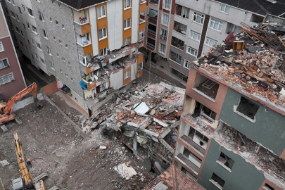 Bahçelievler'de yıkılan binanın yanındaki metruk yapıda çıkan yangın söndürüldü