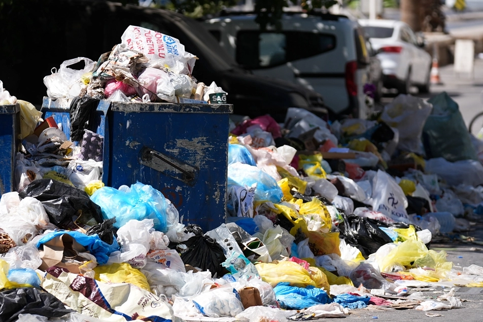 İzmir Buca'da çöp sorunu bitmiyor