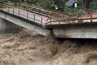Rize sağanak yağışa esir! Yol çöktü, vatandaşlar mahsur kaldı