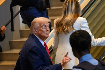 Trump yürüyen merdivende mahsur kaldı!