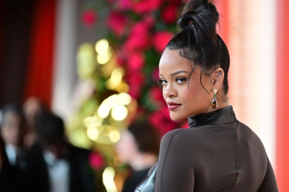 Rihanna 3. çocuğunu kucağına aldı