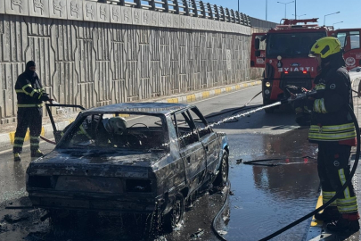 Seyir halindeki otomobilde çıkan yangında sürücü yaralandı
