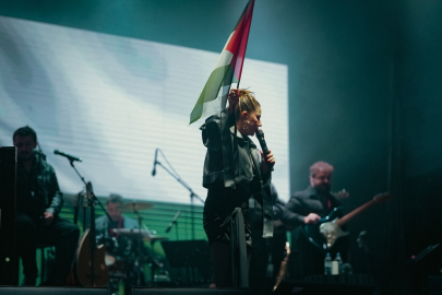 Merve Özbey konserde Filistinlilere destek mesajı verdi
