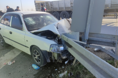 Bursa'da otomobilin bariyere çarpması sonucu 2 kişi yaralandı