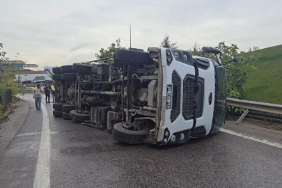 Sancaktepe'de devrilen kamyonun sürücüsü yaralandı