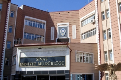 Sivas merkezli dolandırıcılık operasyonunda yakalanan 6 zanlıdan 3'ü tutuklandı