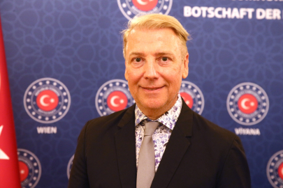 Türk moda tasarımcısı Atıl Kutoğlu'na Viyana'da gümüş onur madalyası verildi