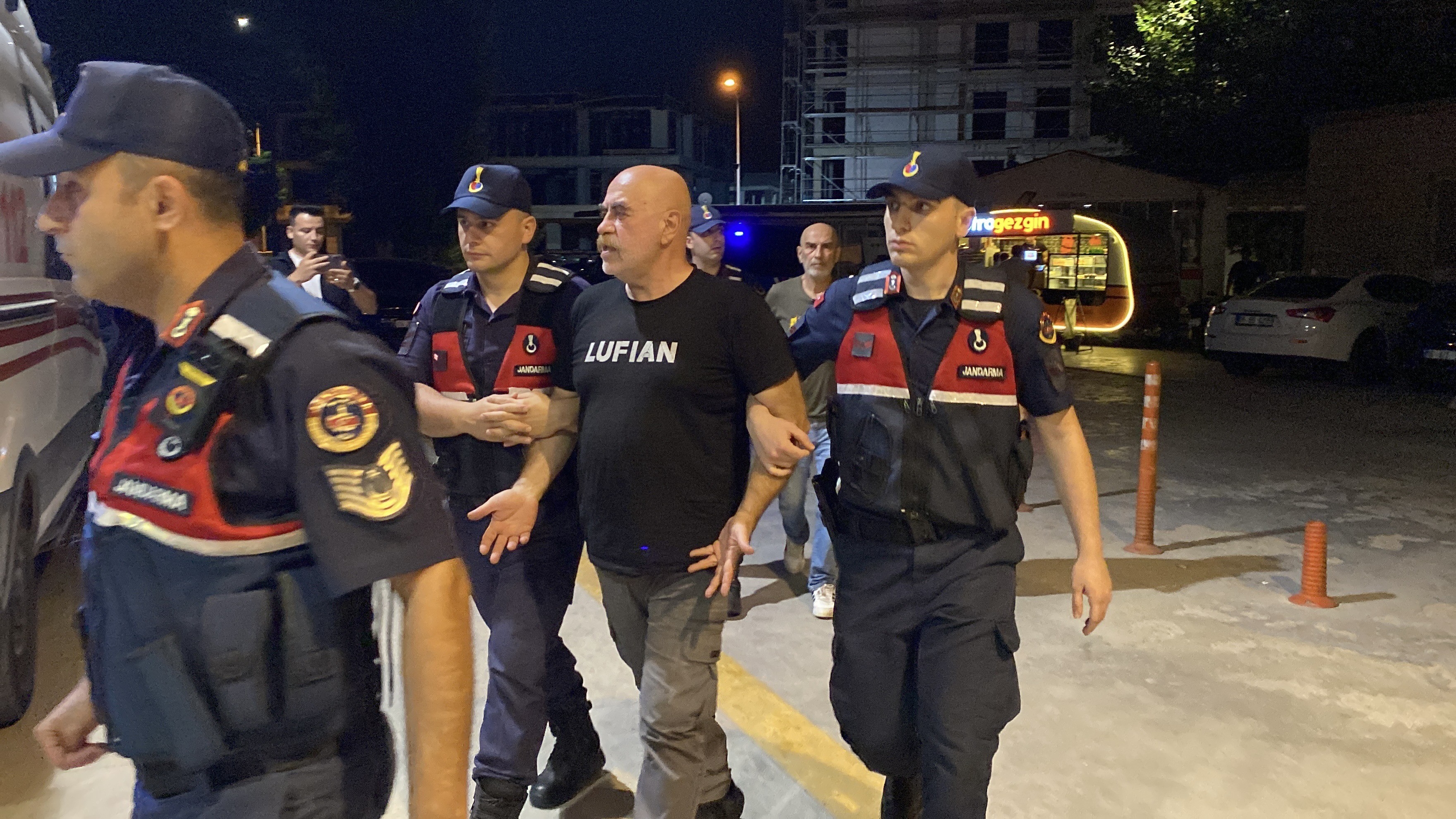 ezel akay gözaltı