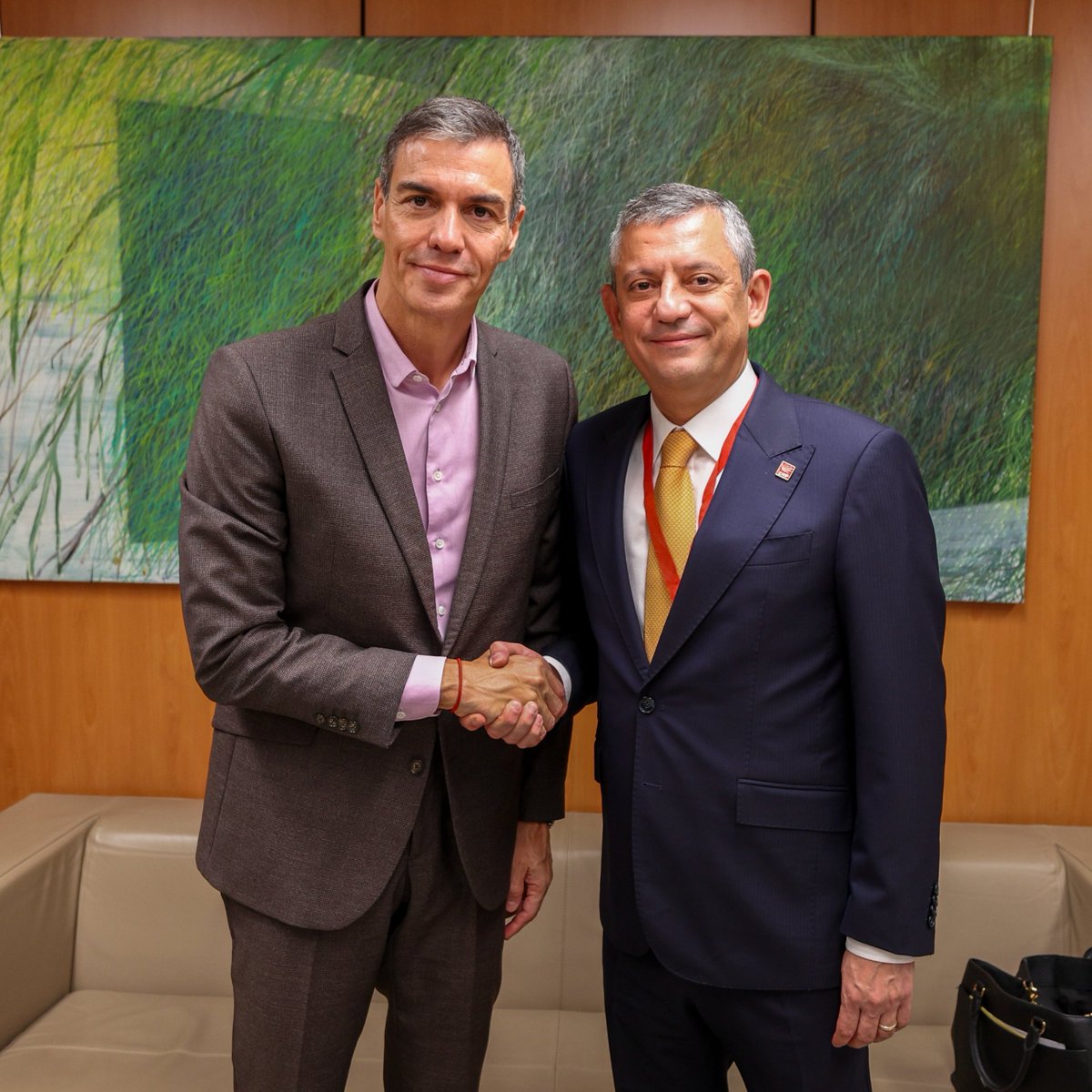 pedro sanchez özgür özel