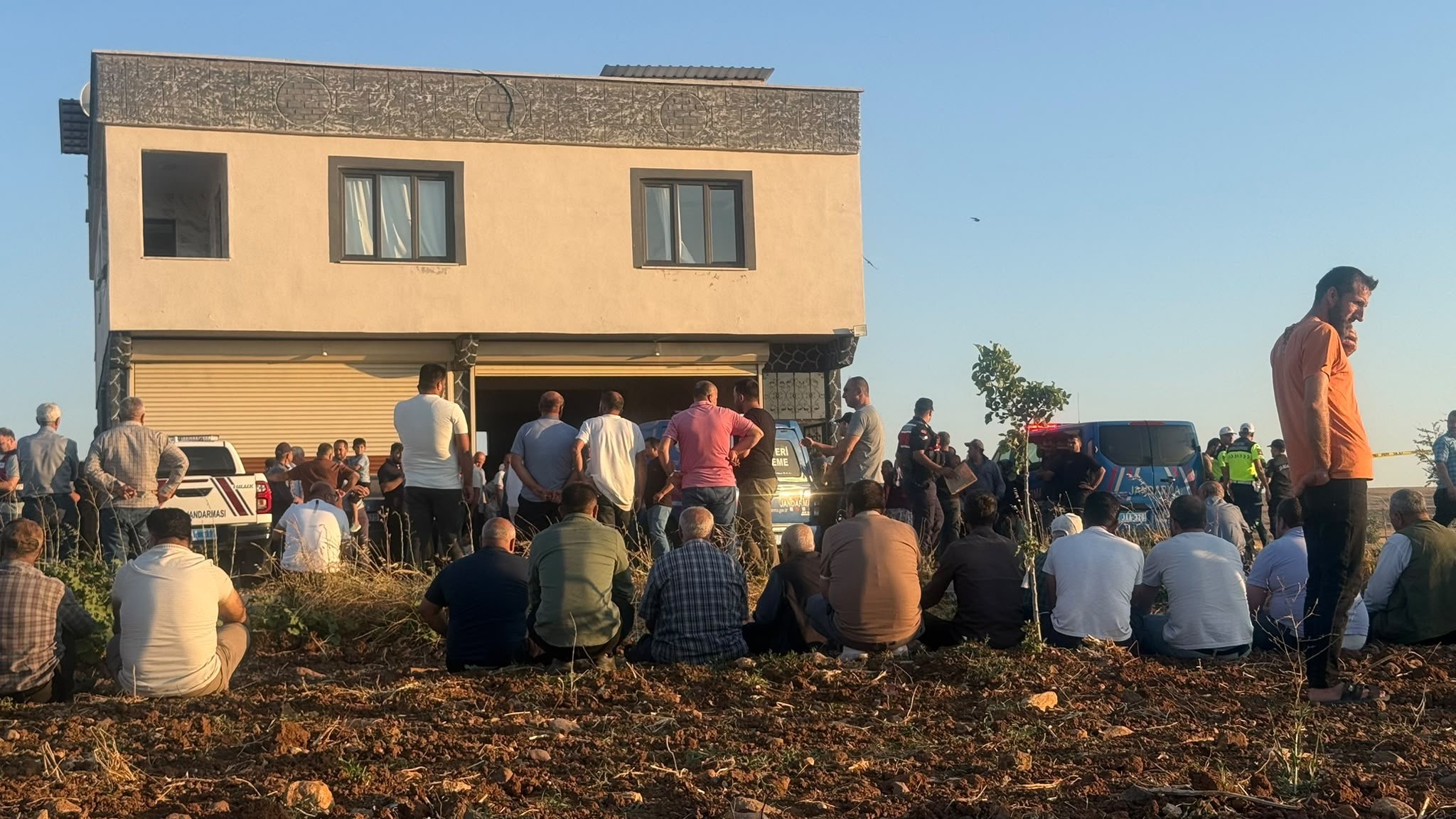 Katliam gibi kaza! Otomobil evin önünde oturanların arasına daldı