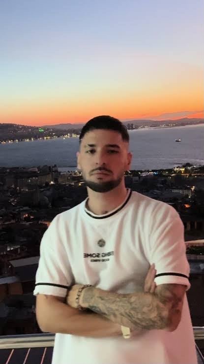 Uzay lakaplı Erol Can Güncü sahnedeyken gözaltına alındı